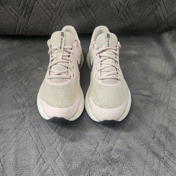 Nike Girls Revolution 5 BQ5671-601 Pink Black Running Shoes Sneakers Size 6Y. - Picture 4 of 9